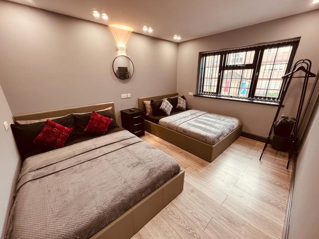 Urban Escape *4 Bedroom House* With Free Parking เบอร์มิงแฮม ภายนอก รูปภาพ